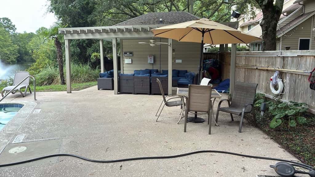 Stylish dog friendly, ground-floor getaway with pool, washer/dryer, & AC