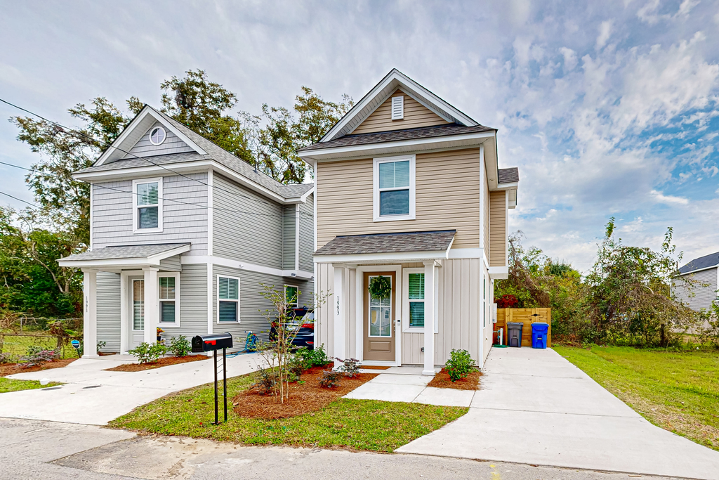 New and Updated Home- Close to charming downtown Charleston