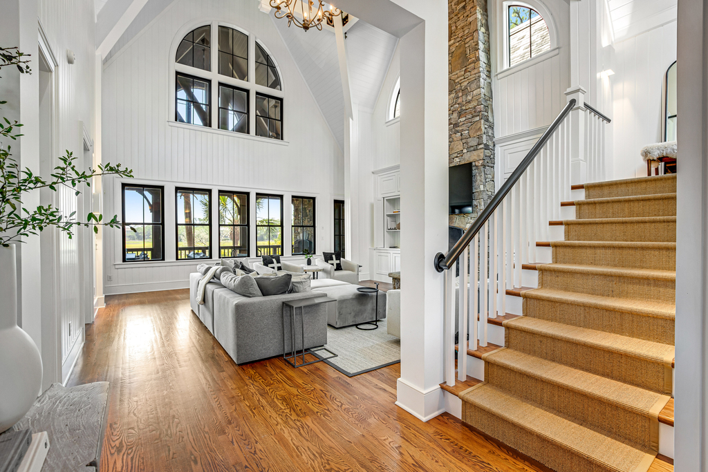 Luxurious, water view retreat with WiFi, AC, washer, dryer, screened porch.      