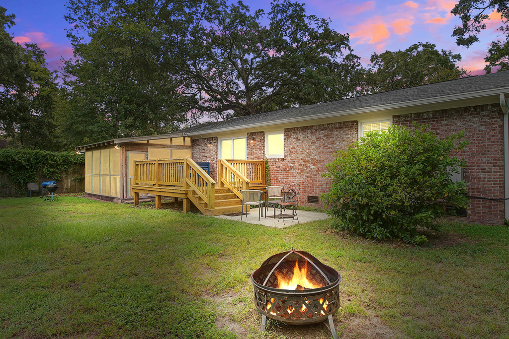Charming dog-friendly home with enclosed yard, fast WiFi, & washer/dryer