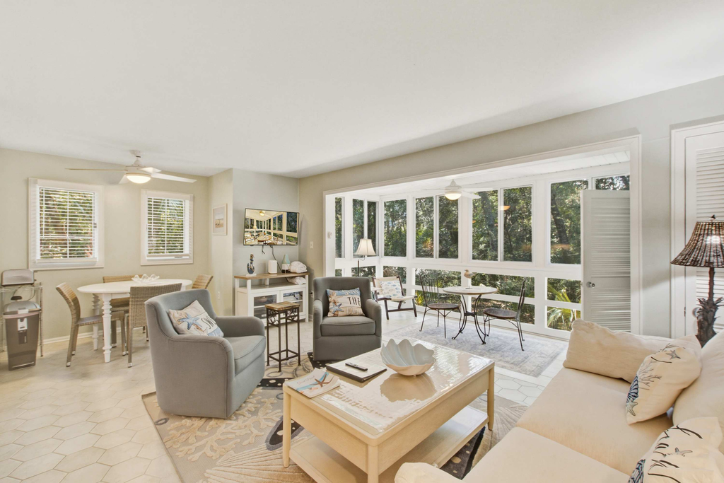 First floor ocean area condo with sunroom/ Free WiFi - close to the beach/ park