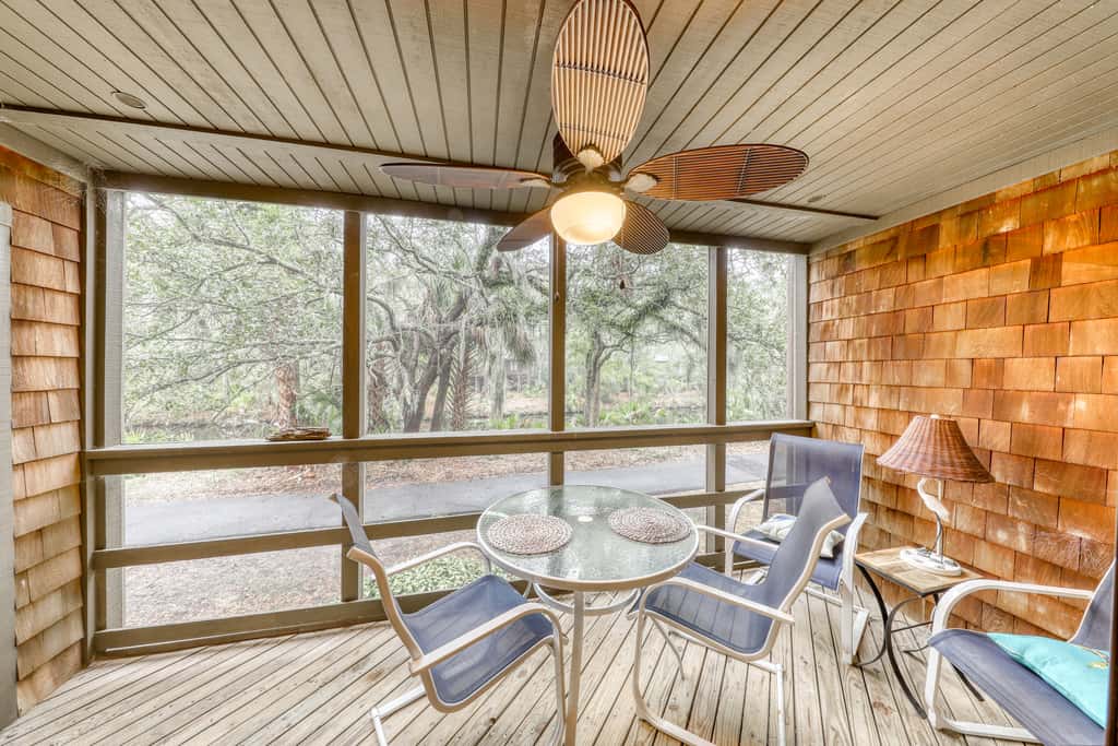 Well-equipped Condo with Screened Porch & Lake View - Near Beach, Dogs Welcome