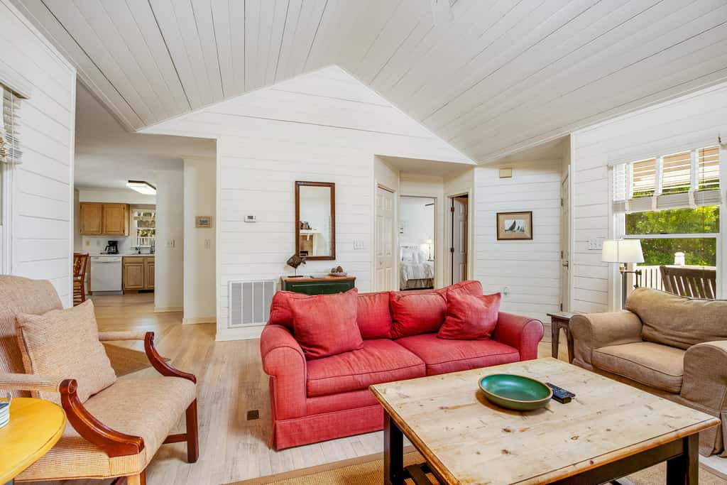 Casual cottage w/screened porch & shared pool - walk to the beach