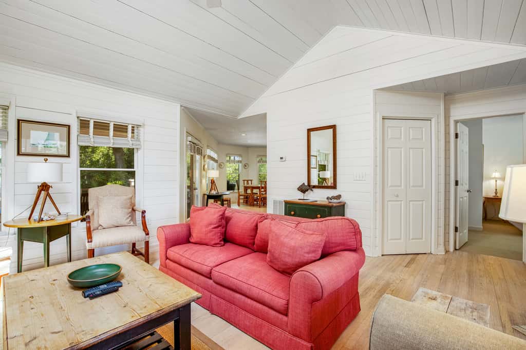 Casual cottage w/screened porch & shared pool - walk to the beach