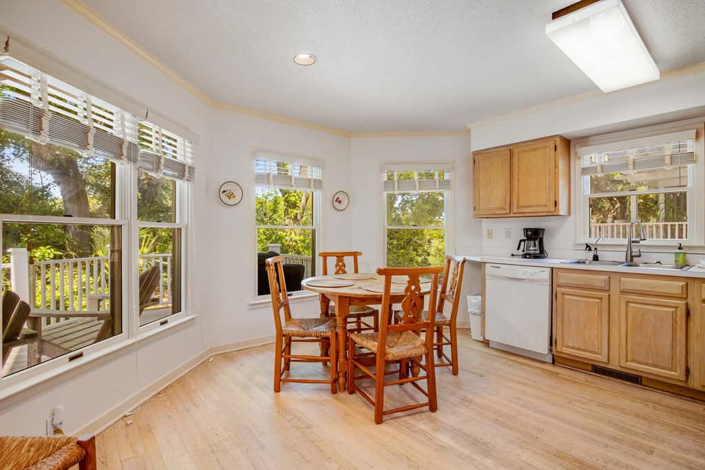 Casual cottage w/screened porch & shared pool - walk to the beach
