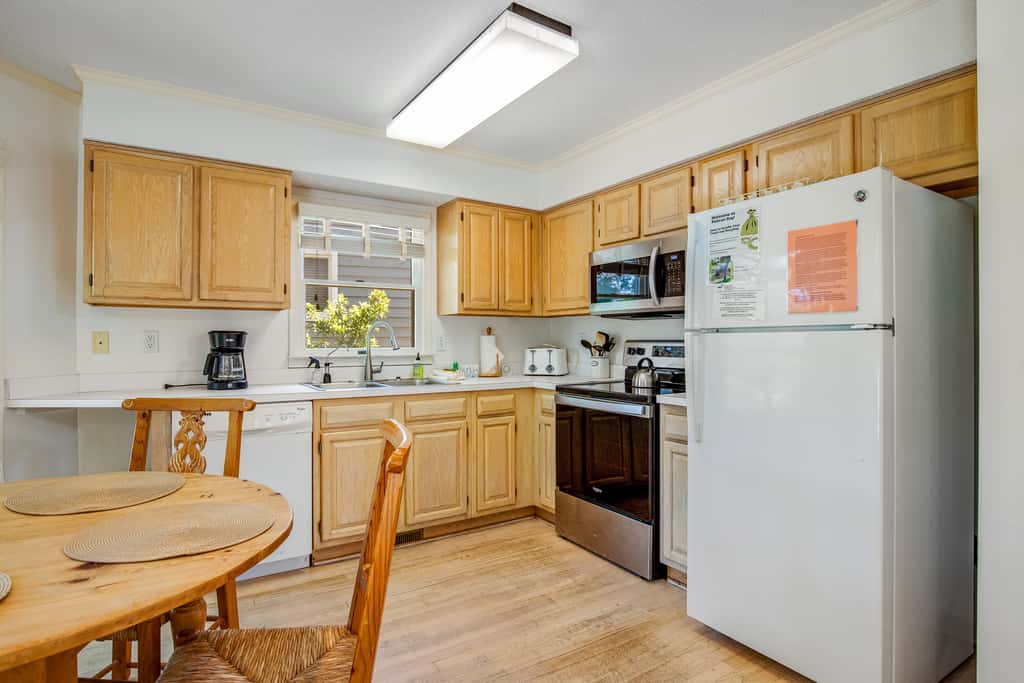 Casual cottage w/screened porch & shared pool - walk to the beach