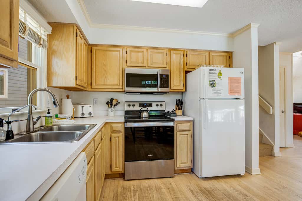 Casual cottage w/screened porch & shared pool - walk to the beach