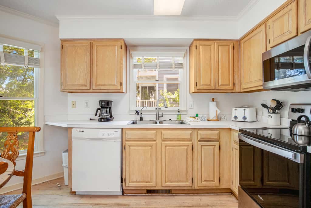 Casual cottage w/screened porch & shared pool - walk to the beach