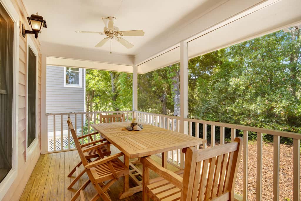 Casual cottage w/screened porch & shared pool - walk to the beach