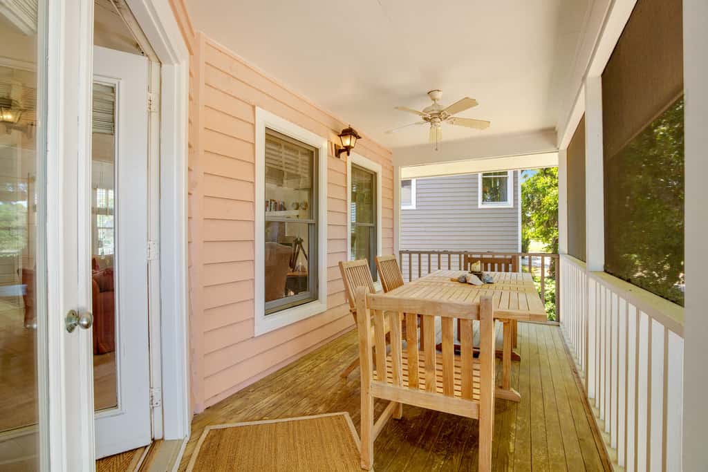 Casual cottage w/screened porch & shared pool - walk to the beach