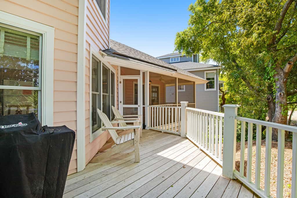 Casual cottage w/screened porch & shared pool - walk to the beach