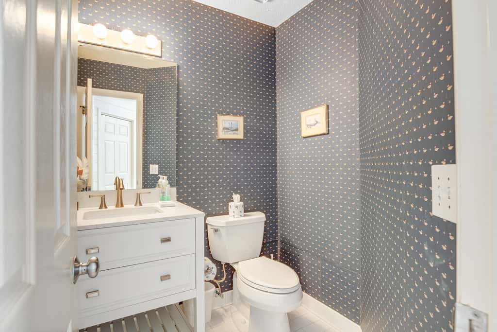 Casual cottage w/screened porch & shared pool - walk to the beach