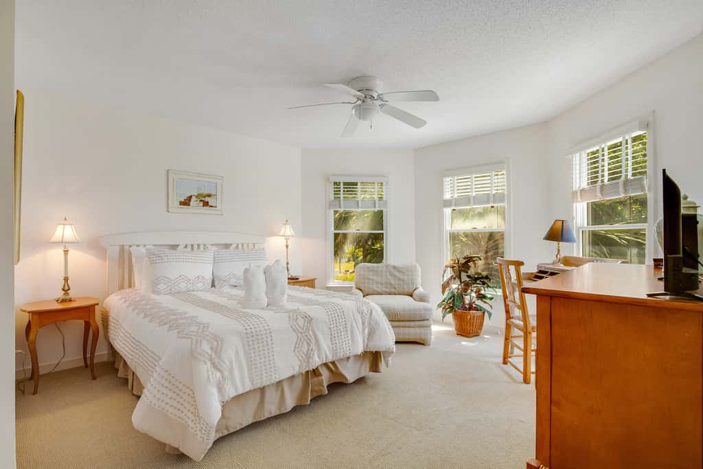 Casual cottage w/screened porch & shared pool - walk to the beach