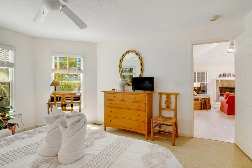 Casual cottage w/screened porch & shared pool - walk to the beach