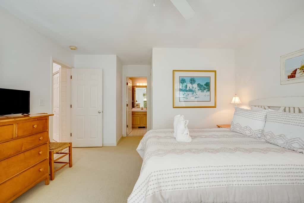 Casual cottage w/screened porch & shared pool - walk to the beach