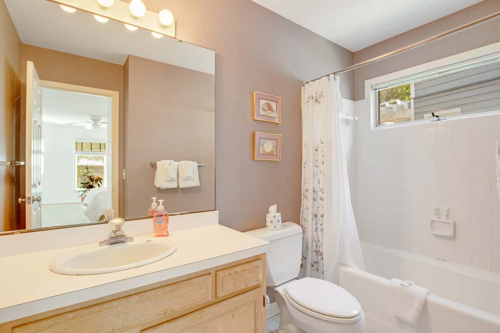 Casual cottage w/screened porch & shared pool - walk to the beach