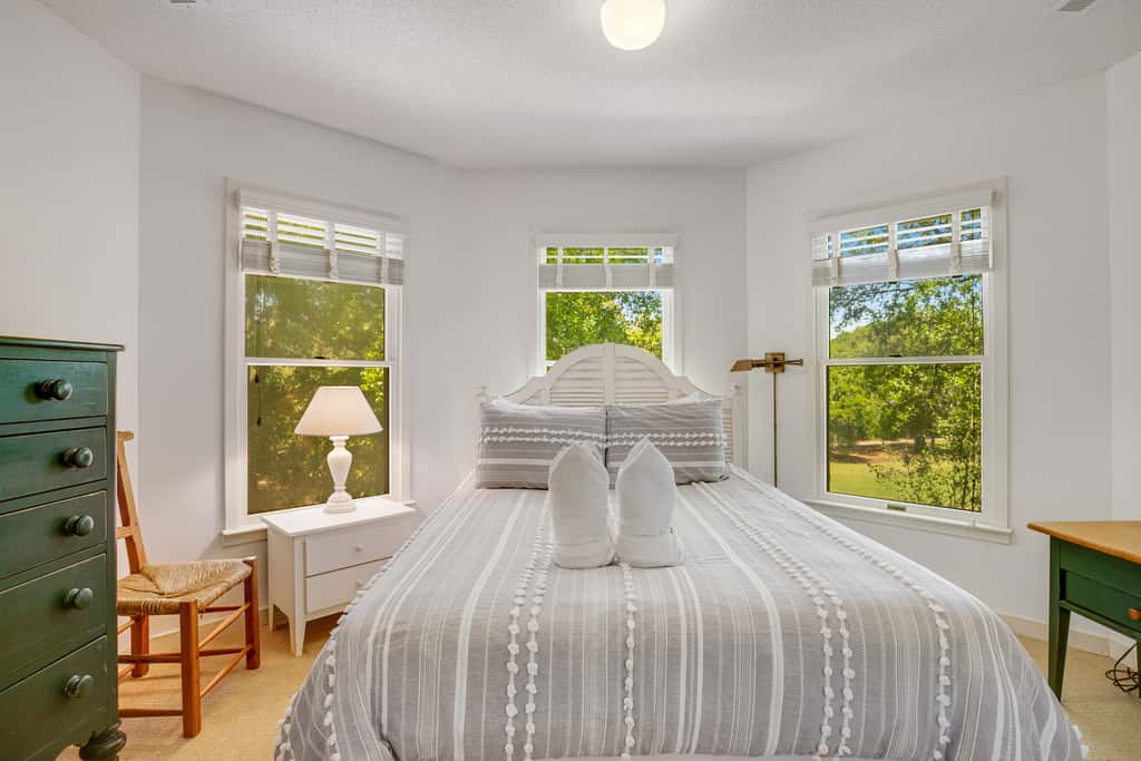 Casual cottage w/screened porch & shared pool - walk to the beach