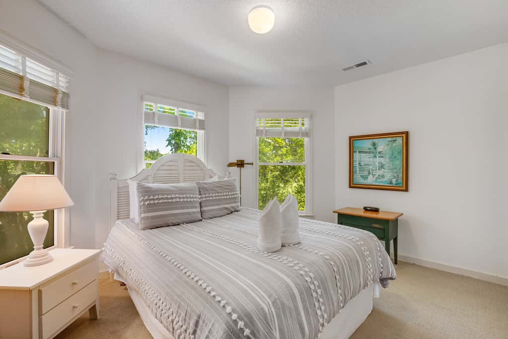 Casual cottage w/screened porch & shared pool - walk to the beach