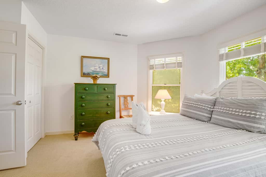 Casual cottage w/screened porch & shared pool - walk to the beach