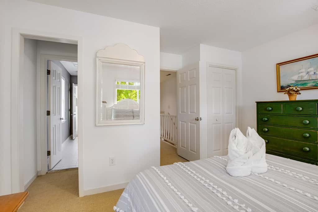 Casual cottage w/screened porch & shared pool - walk to the beach
