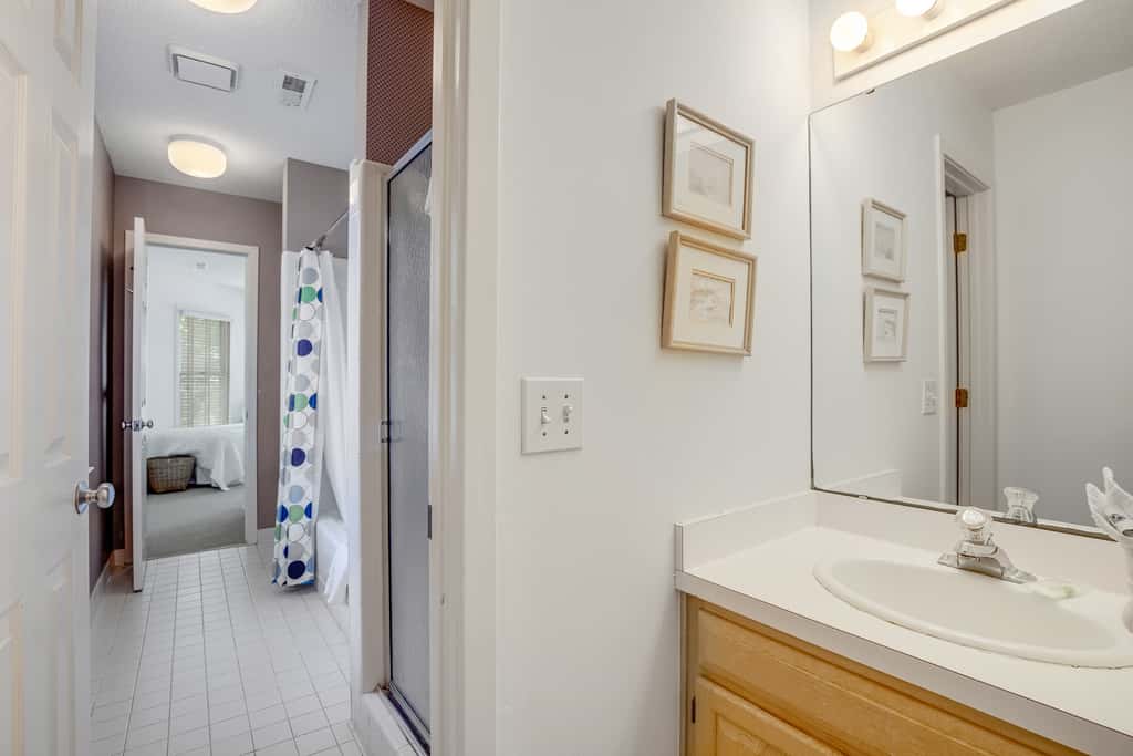Casual cottage w/screened porch & shared pool - walk to the beach