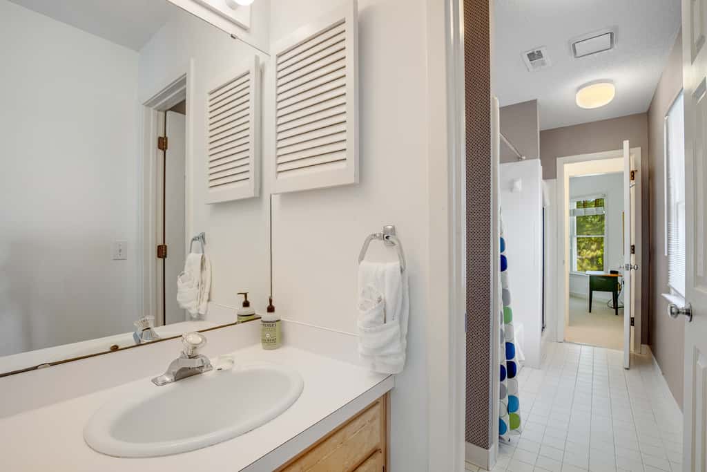 Casual cottage w/screened porch & shared pool - walk to the beach
