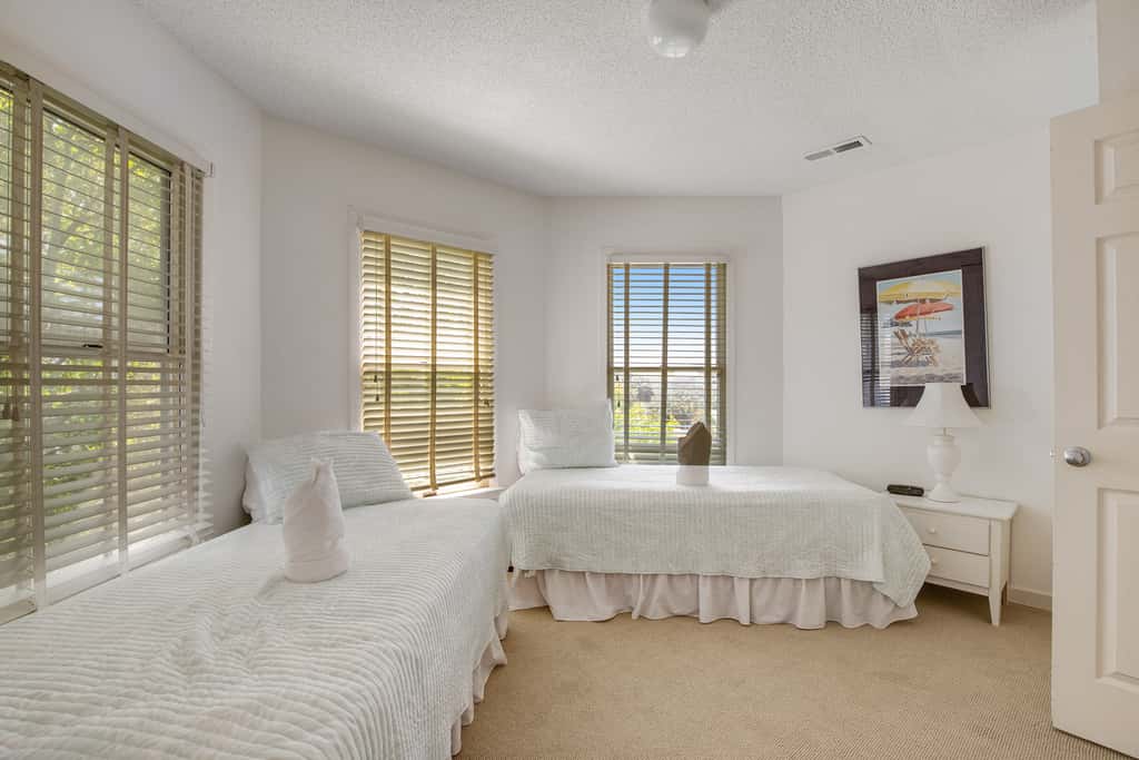 Casual cottage w/screened porch & shared pool - walk to the beach