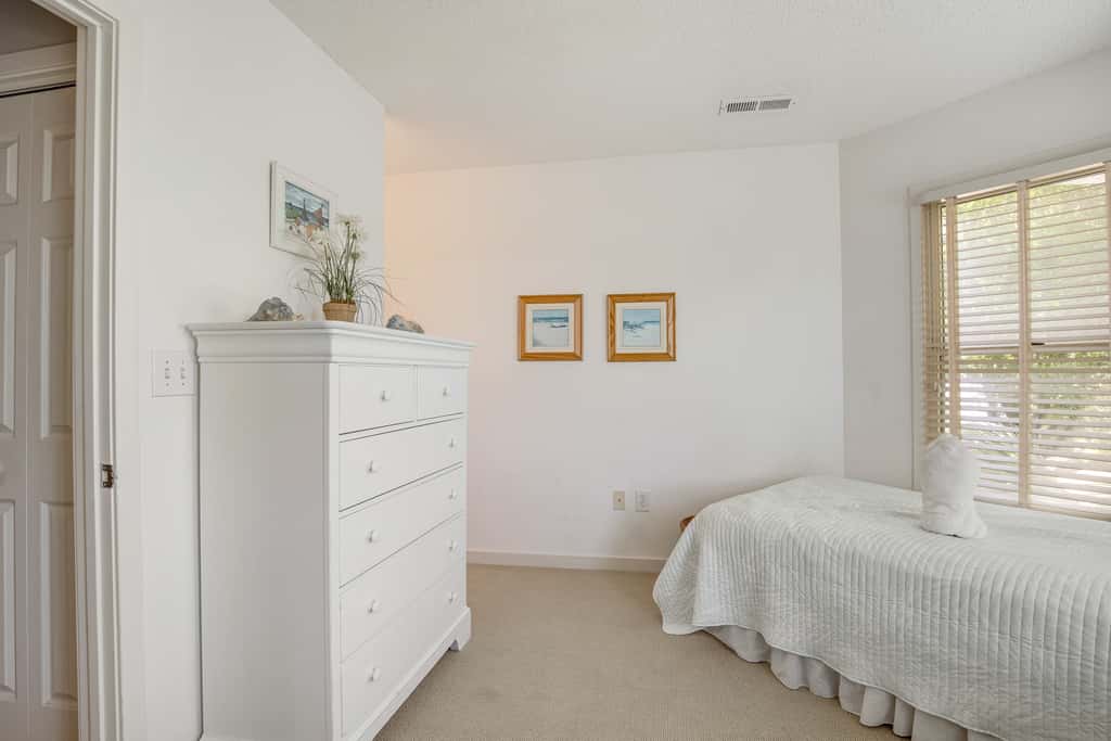 Casual cottage w/screened porch & shared pool - walk to the beach