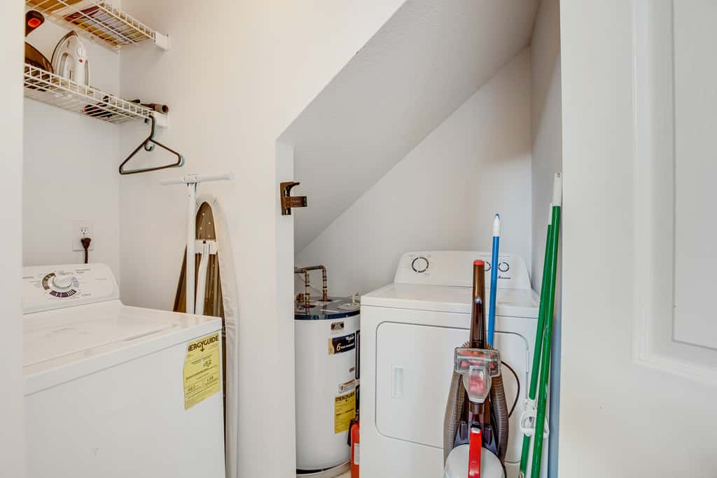 Casual cottage w/screened porch & shared pool - walk to the beach