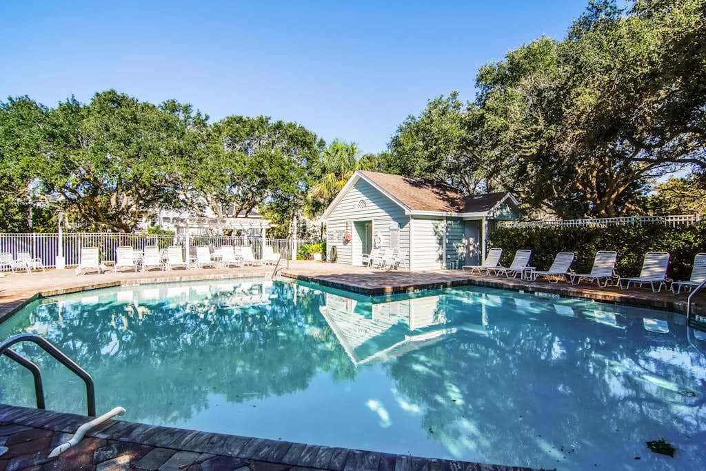 Casual cottage w/screened porch & shared pool - walk to the beach