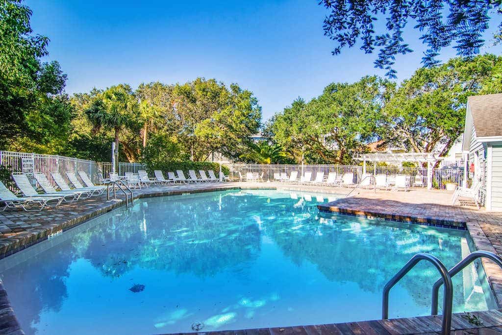 Casual cottage w/screened porch & shared pool - walk to the beach