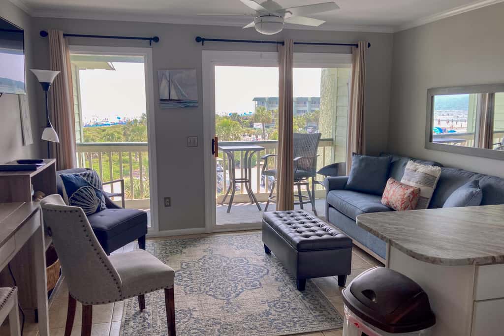 Ocean front condo villa near restaurants & state park with beach access, pool & pier