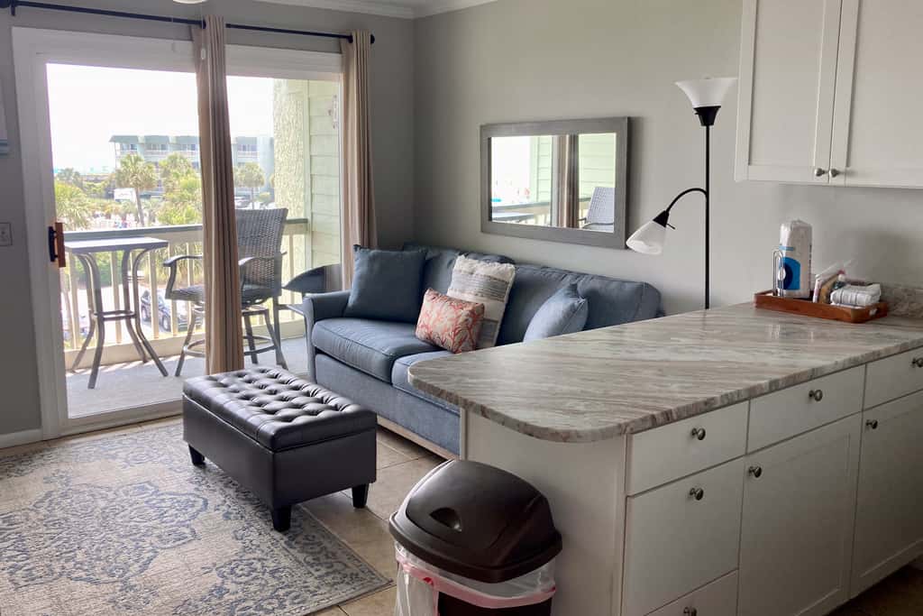 Ocean front condo villa near restaurants & state park with beach access, pool & pier