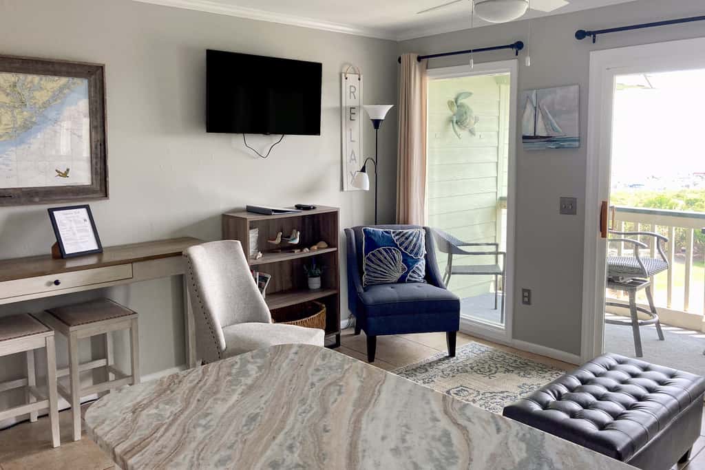 Ocean front condo villa near restaurants & state park with beach access, pool & pier