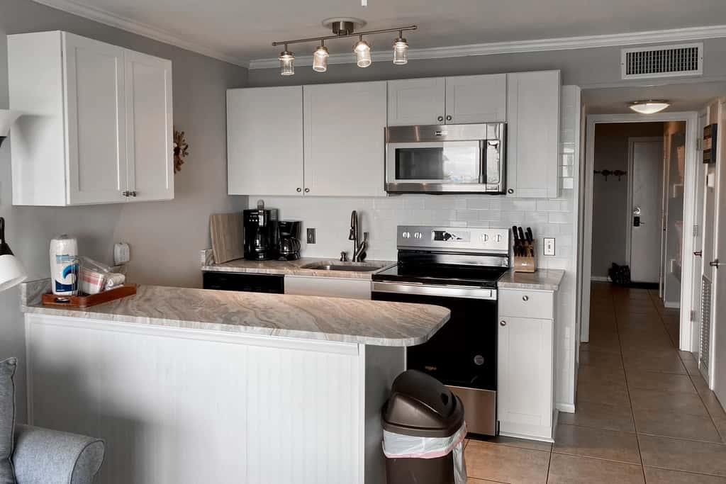 Ocean front condo villa near restaurants & state park with beach access, pool & pier