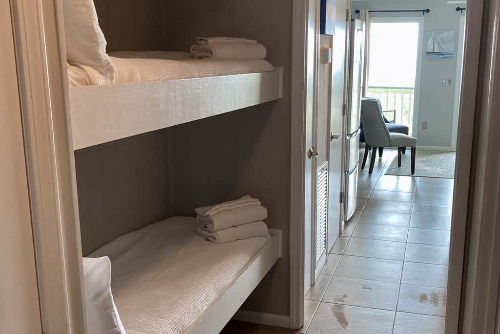 Ocean front condo villa near restaurants & state park with beach access, pool & pier