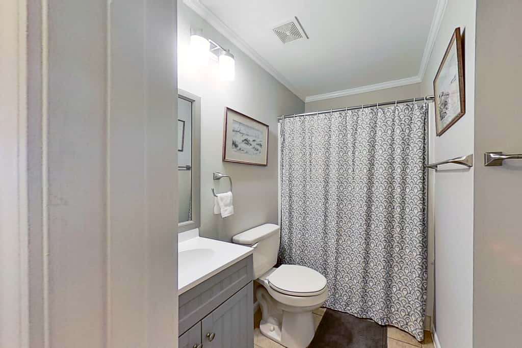 Ocean front condo villa near restaurants & state park with beach access, pool & pier