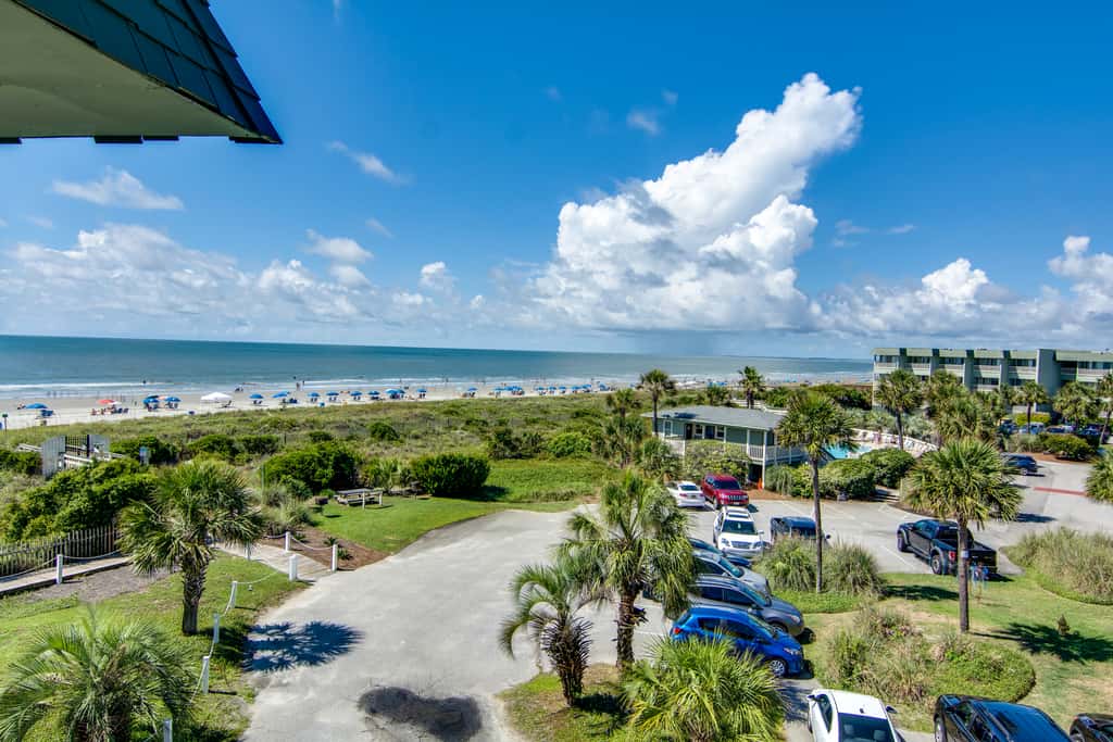 Ocean front condo villa near restaurants & state park with beach access, pool & pier