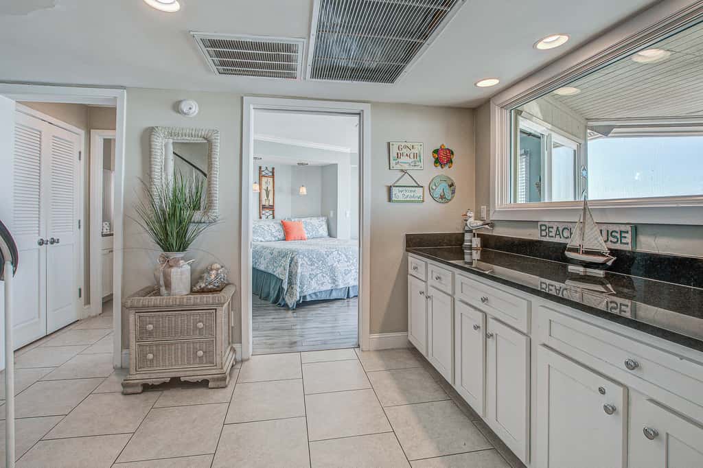 Top-floor Oceanfront Villa with spectacular ocean views - prime location