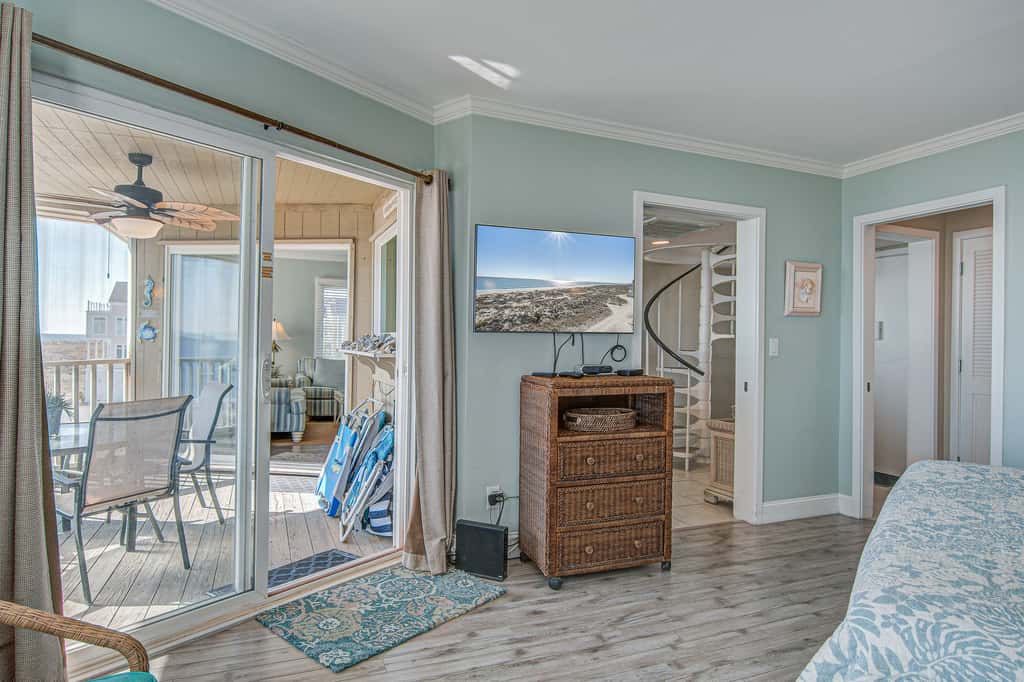 Top-floor Oceanfront Villa with spectacular ocean views - prime location