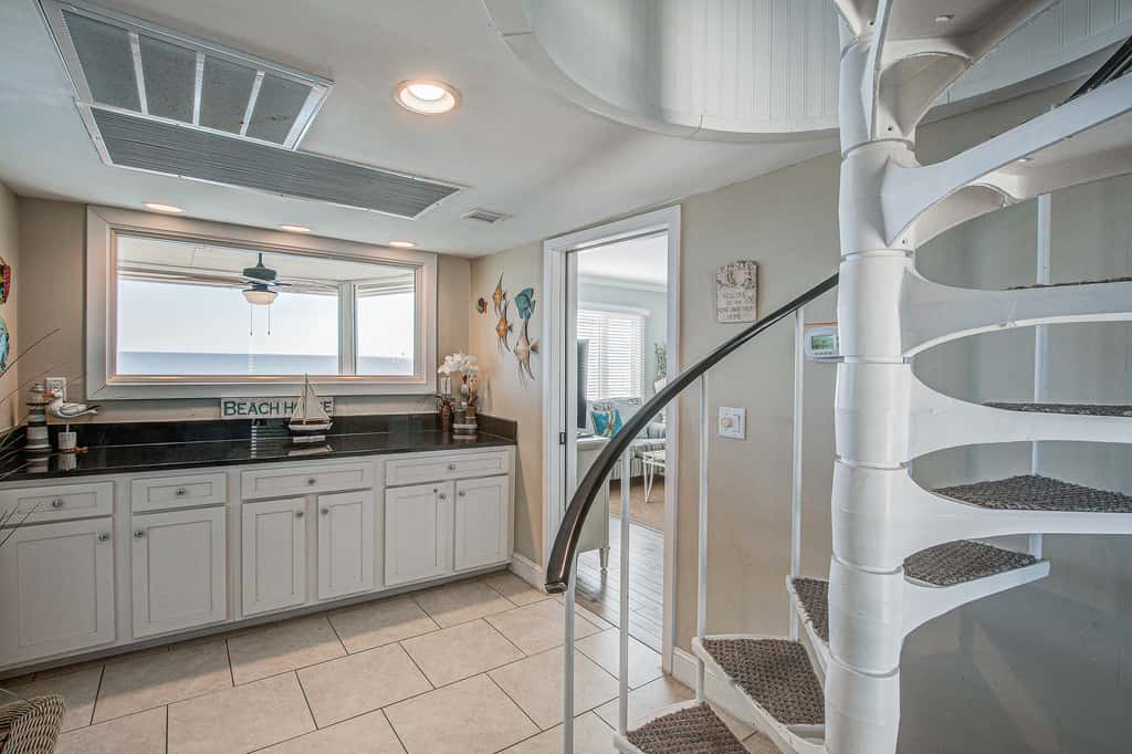Top-floor Oceanfront Villa with spectacular ocean views - prime location