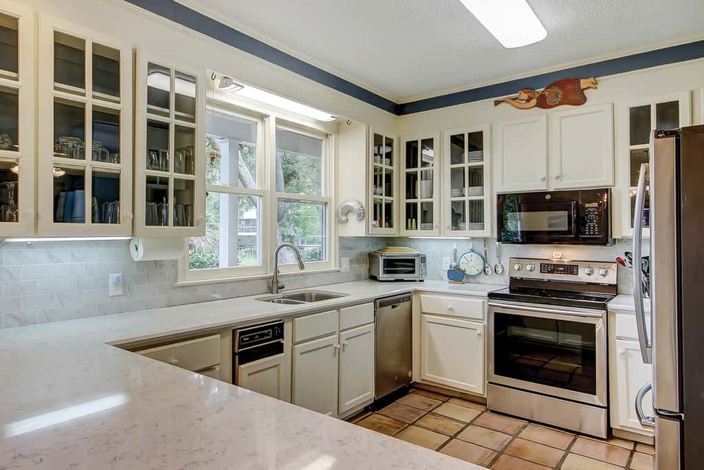 Beautiful home on lush lot with boardwalk to marsh, large deck, wifi, central ac