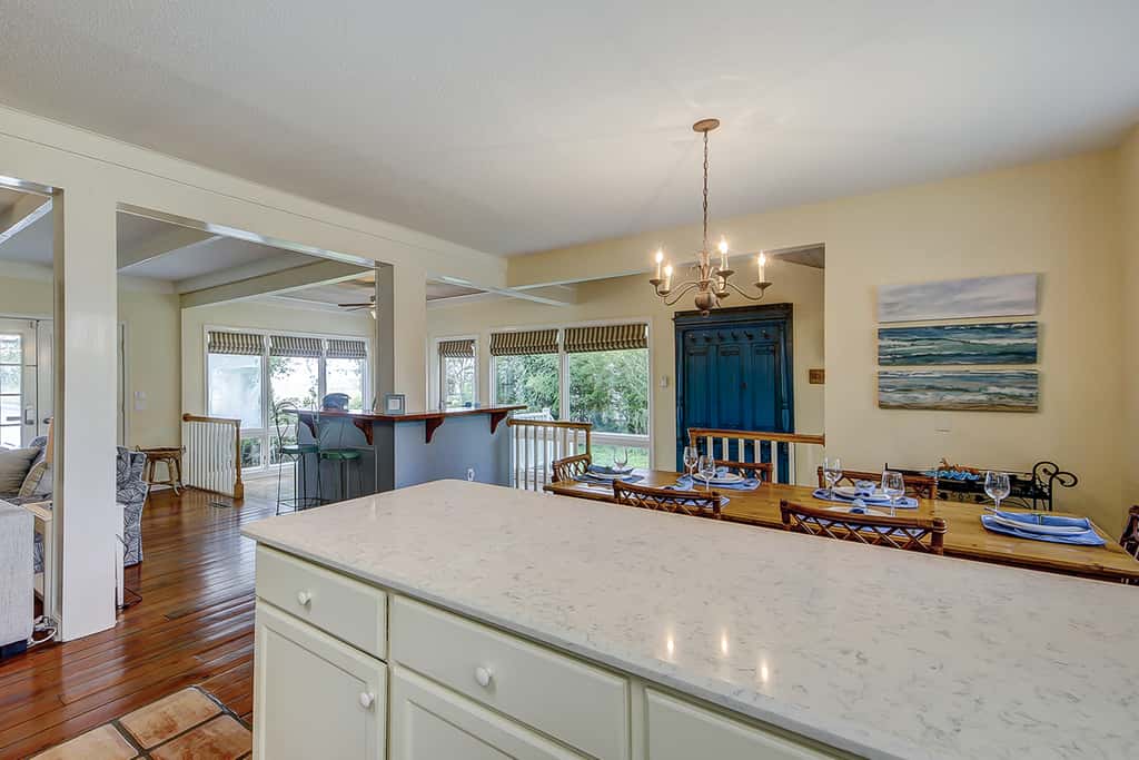 Beautiful home on lush lot with boardwalk to marsh, large deck, wifi, central ac