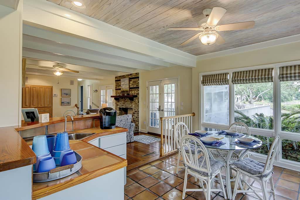 Beautiful home on lush lot with boardwalk to marsh, large deck, wifi, central ac