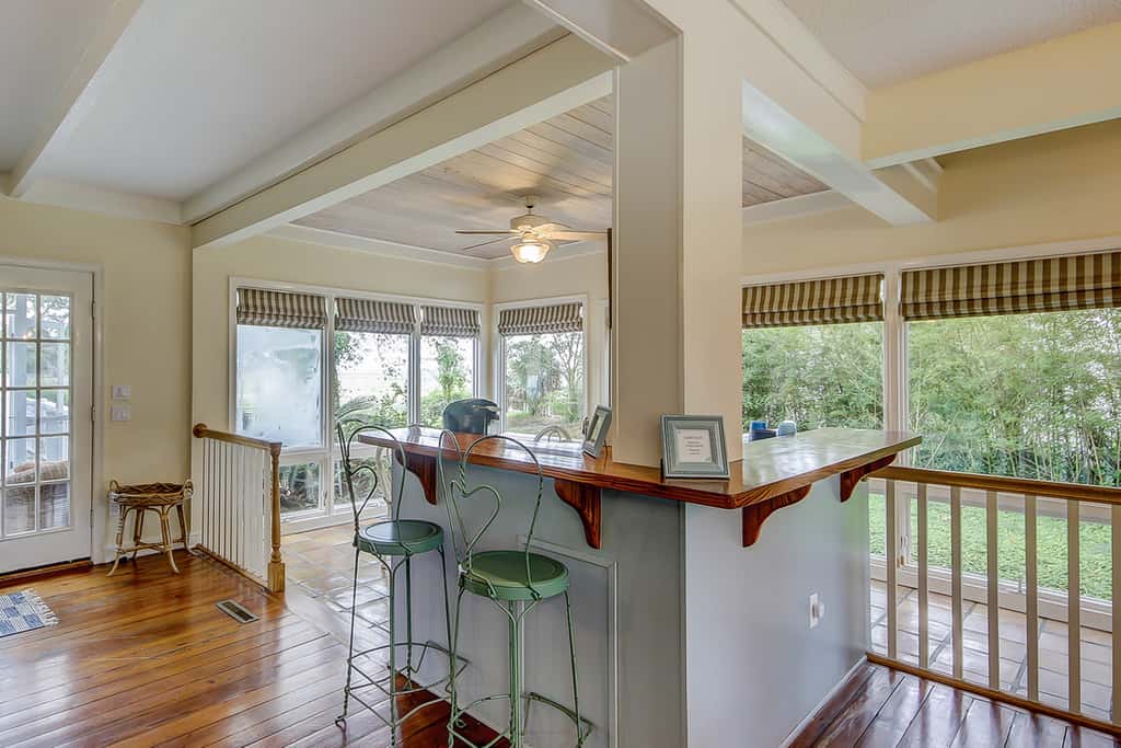 Beautiful home on lush lot with boardwalk to marsh, large deck, wifi, central ac