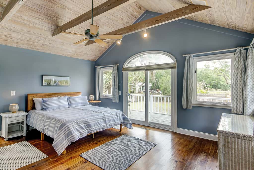 Beautiful home on lush lot with boardwalk to marsh, large deck, wifi, central ac