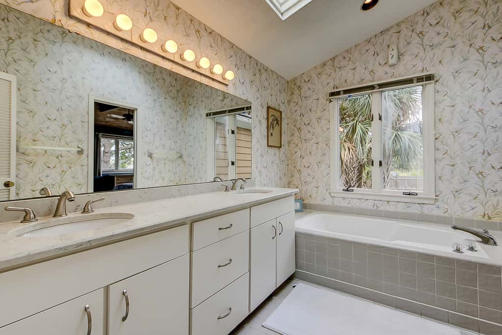 Beautiful home on lush lot with boardwalk to marsh, large deck, wifi, central ac