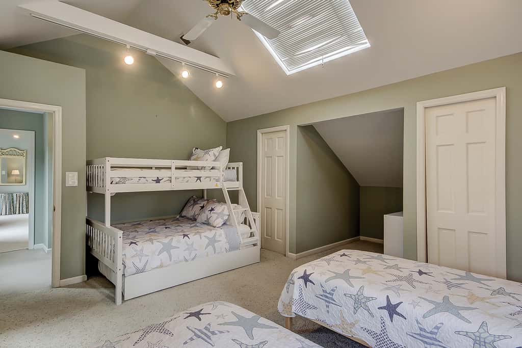 Beautiful home on lush lot with boardwalk to marsh, large deck, wifi, central ac