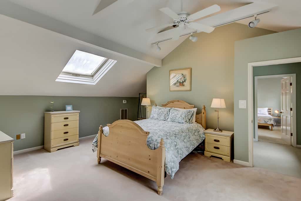Beautiful home on lush lot with boardwalk to marsh, large deck, wifi, central ac