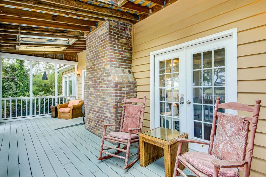 Beautiful home on lush lot with boardwalk to marsh, large deck, wifi, central ac